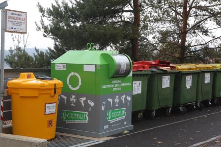 ZABOJNIK ZA ODPADNO ELEKTRIČNO IN ELEKTRONSKO ORODJE IN BATERIJE CERKNICA 09 FOTO LJUBO VUKELIČ